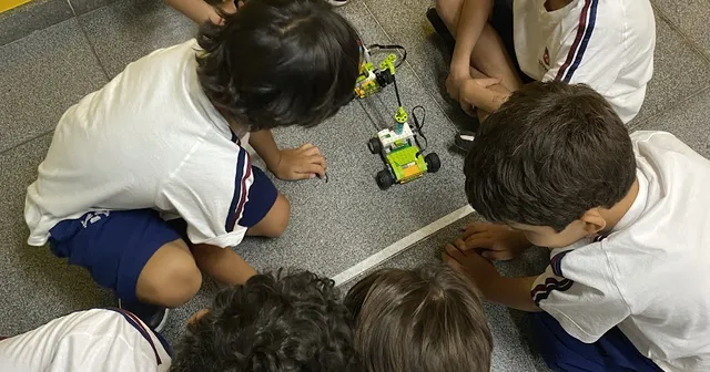 Do LEGO à eletrônica: o que seu filho/filha está aprendendo nas aulas de robótica