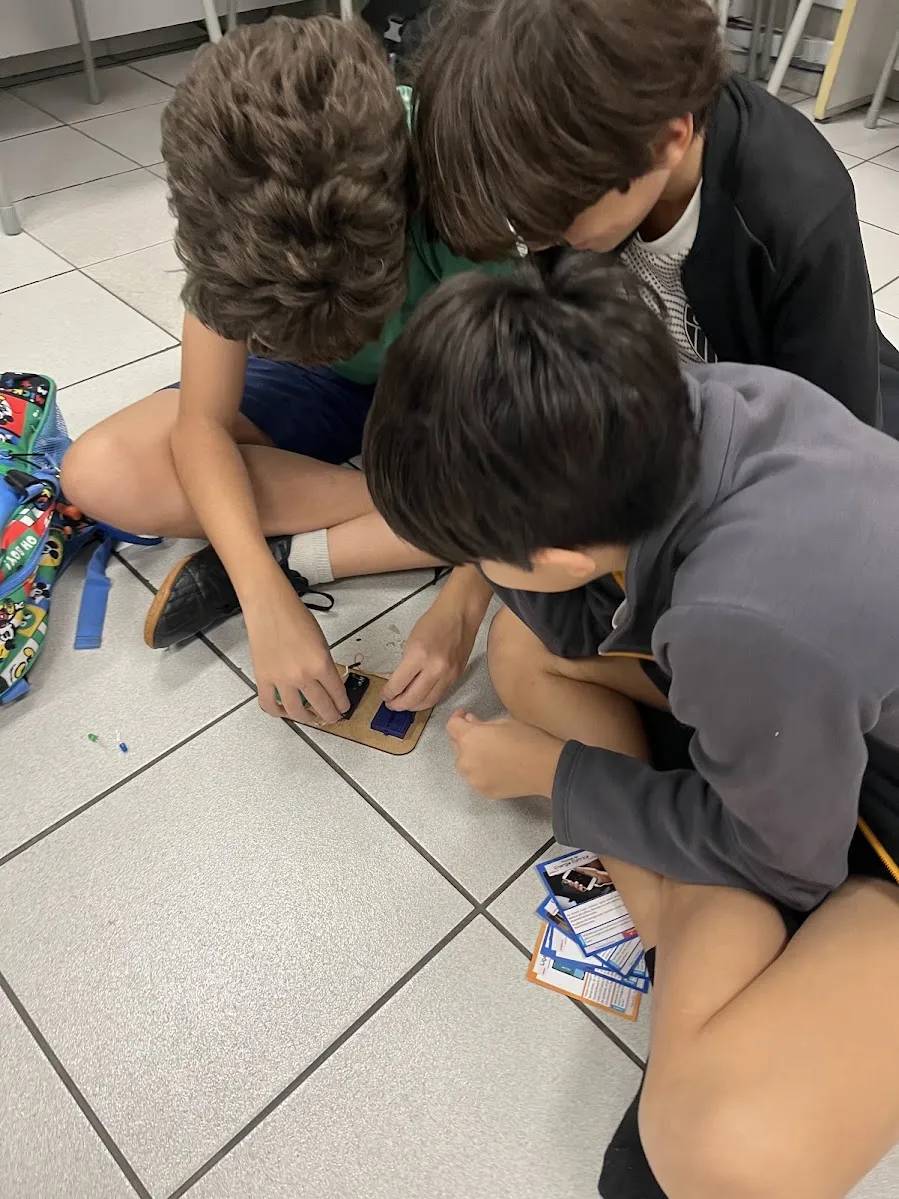 De engrenagens a circuitos: as atividades do DHEL One