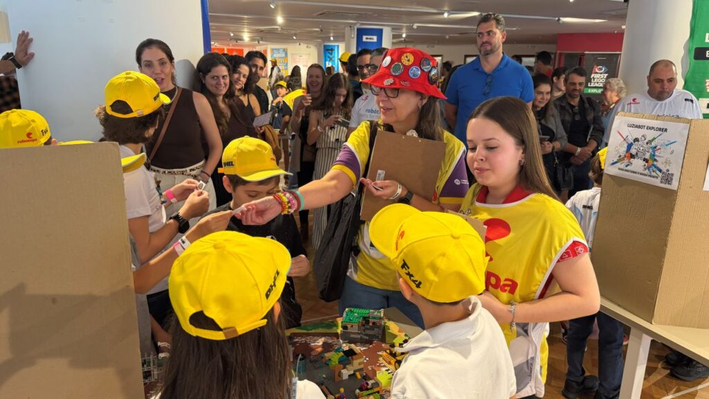 Programa de robótica da DHEL em ação, com estudantes e educadores