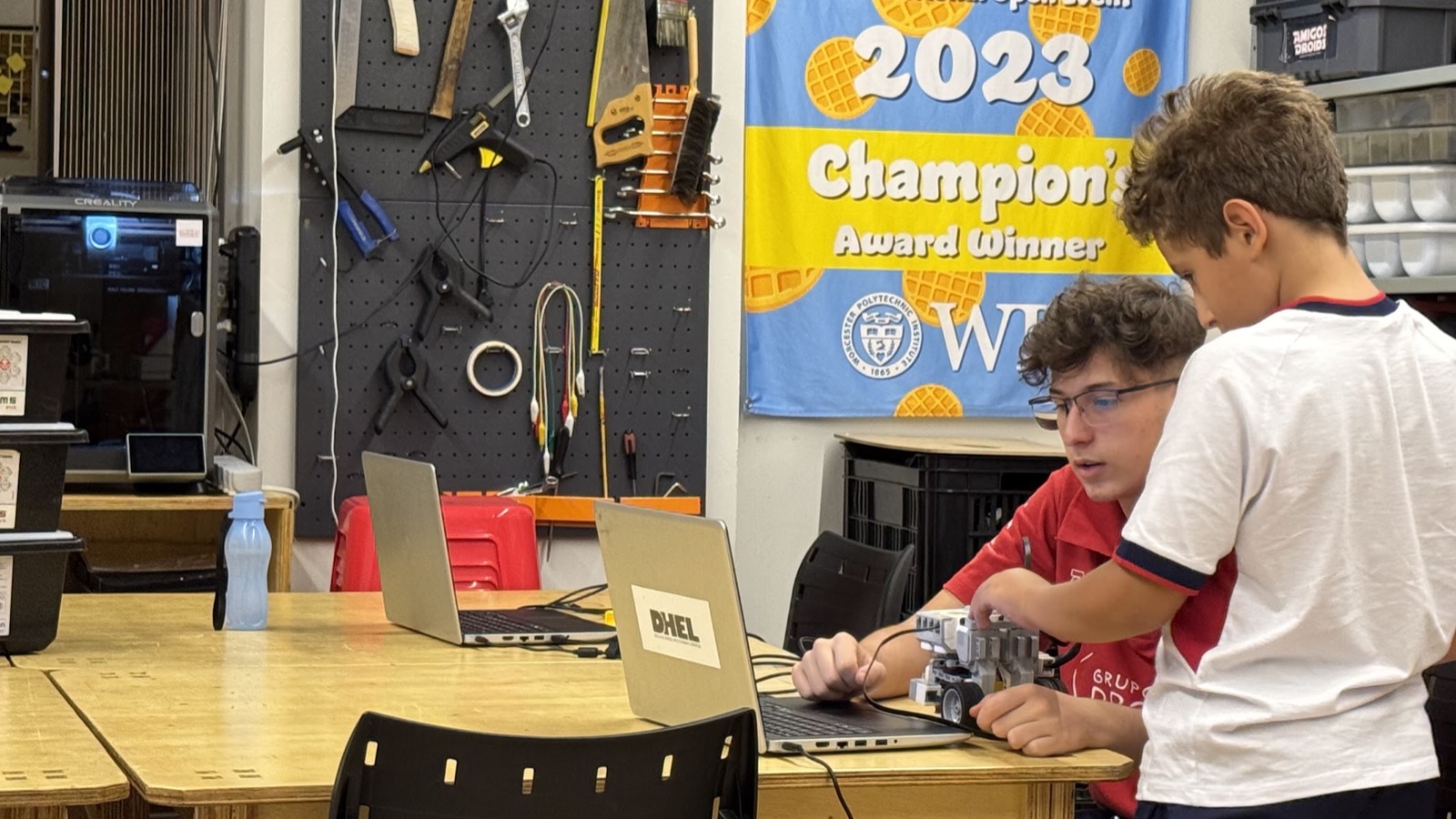 Estudantes em laboratório de tecnologia da DHEL