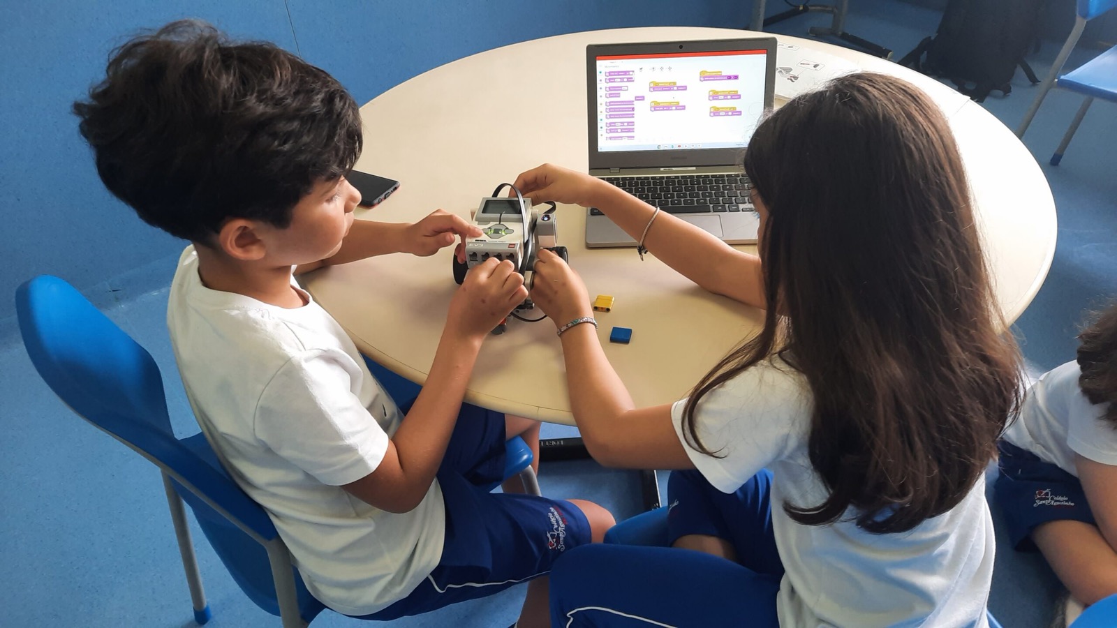 Laboratório de tecnologia da DHEL em uma rede de ensino