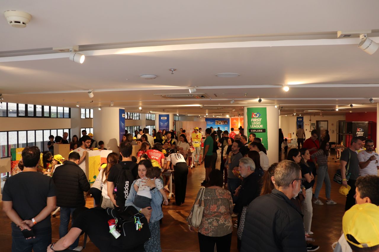 Crianças e jovens na etapa regional da FIRST LEGO League Explore em Minas Gerais