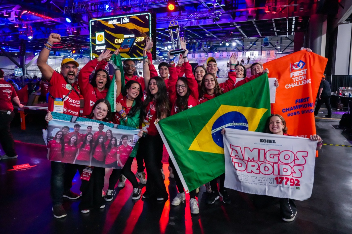 Equipe Amigos Droids, da DHEL, comemorando com o troféu e a bandeira do Brasil no FIRST Championship